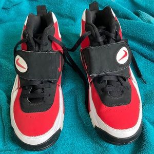 - Nike air mission
Red